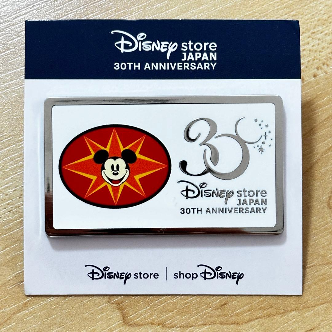 ディズニーストア 非売品 ピンバッジ ミッキー ロゴマーク - メルカリ