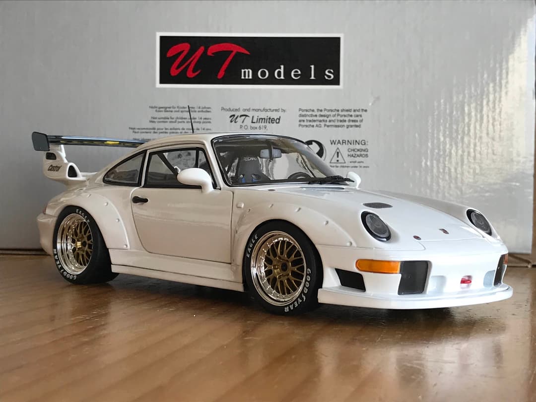 UTmodels1:18PORSCHE(ポルシェ)911GT2カスタム