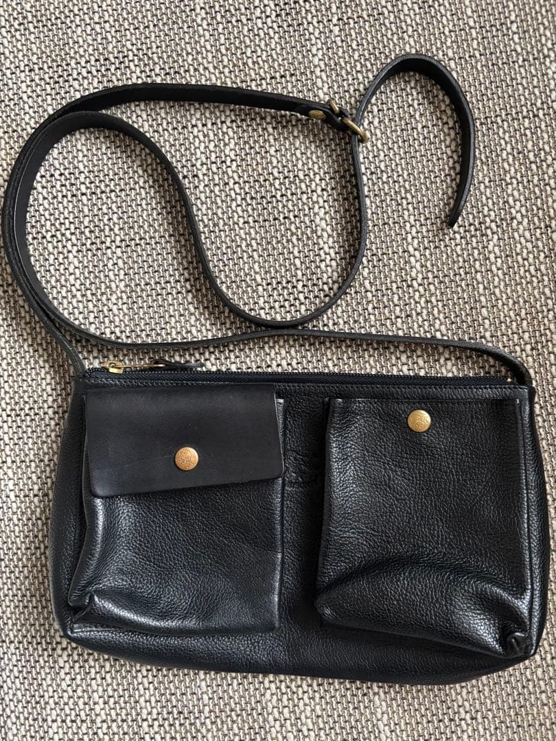 イルビゾンテ　レザー ボディバッグ クロスボディバッグ | クロスボディ & ショルダーバッグ | バッグ