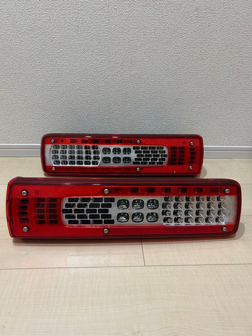 UD純正 ボルボ LEDテールランプ 左右セット 新車外し VIGNAL製