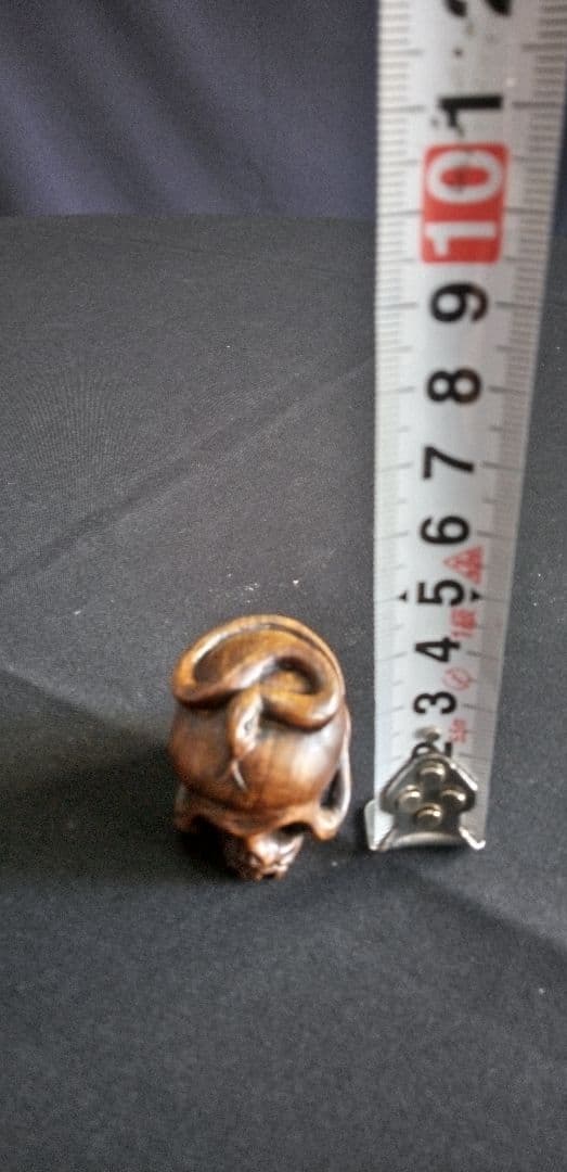 根付け木製 、提げ物、頭蓋骨 ヘビ 彫刻 約3,5cm、作家名あり