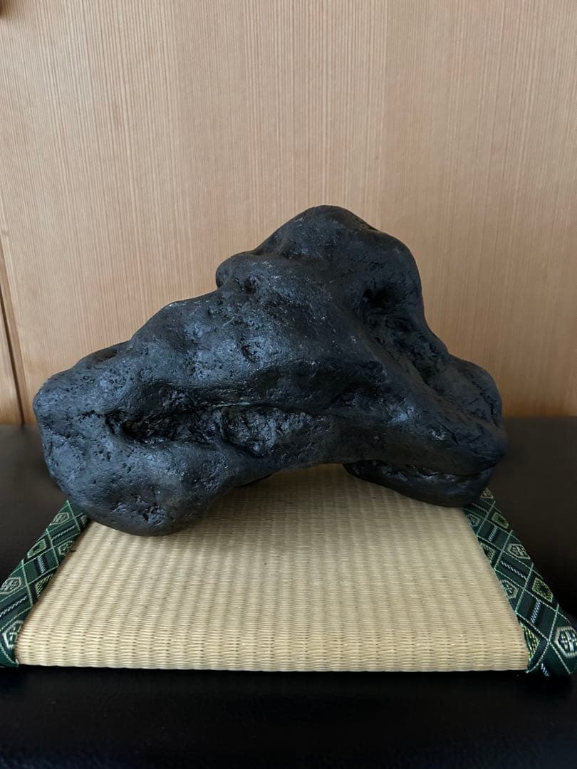 新潟県南魚沼市　水無川産　八海石うぶ石　何処からでも観れる珍しい一石