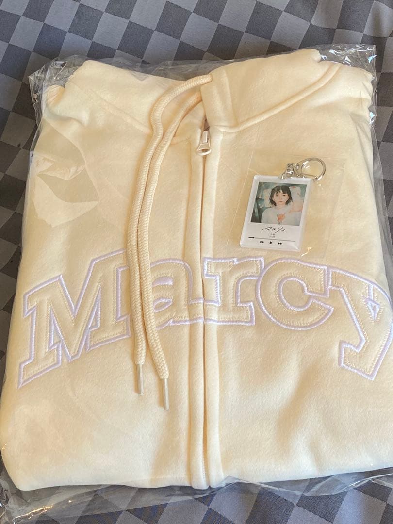 マルシィ 刺繍アップリケ フルジップパーカー アクリルキーホルダー付き 商品詳細ページ | Artist Goods Store | 【マルシィ】刺繍パーカー