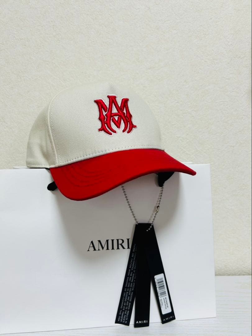 AMIRI ベースボールキャップ ホワイト/レッド レッド（赤）系 AMIRI(アミリ) 帽子(メンズ) - ブランド通販のBUYMA