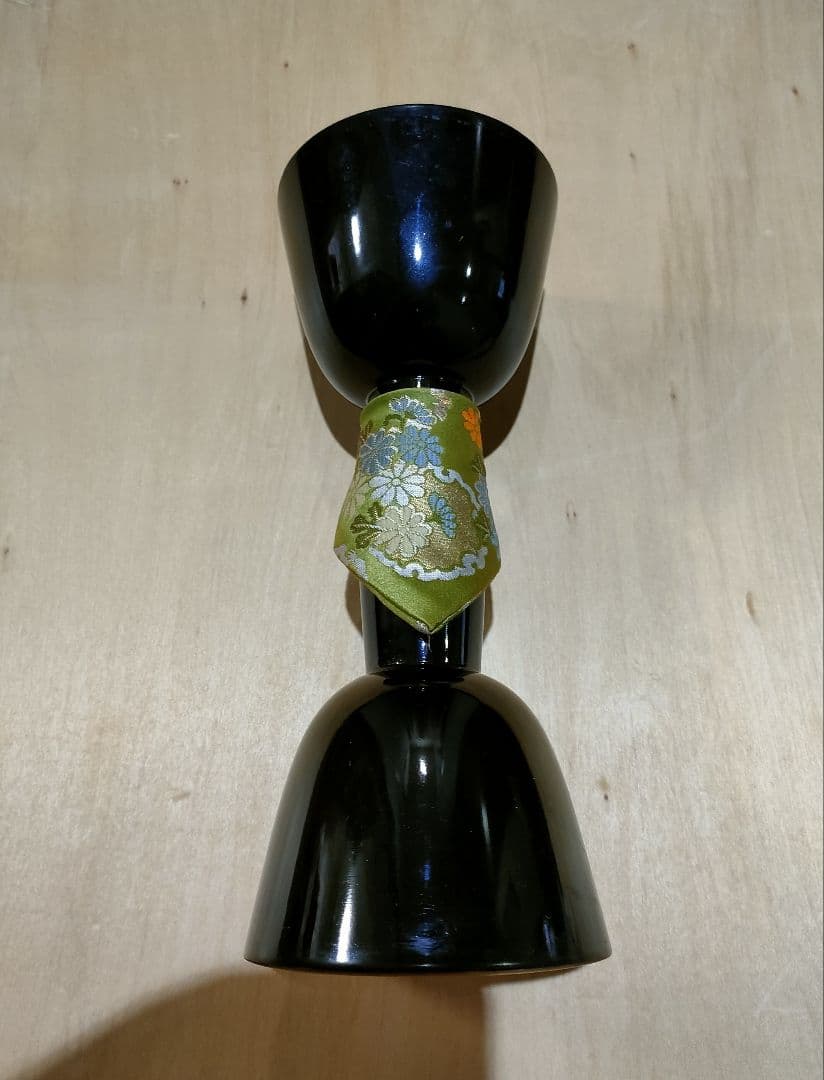 小鼓の胴と古い皮と紐