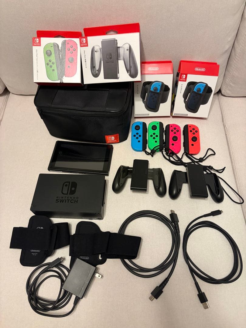 【美品】専用ケース付き　4人で遊べるswitch本体