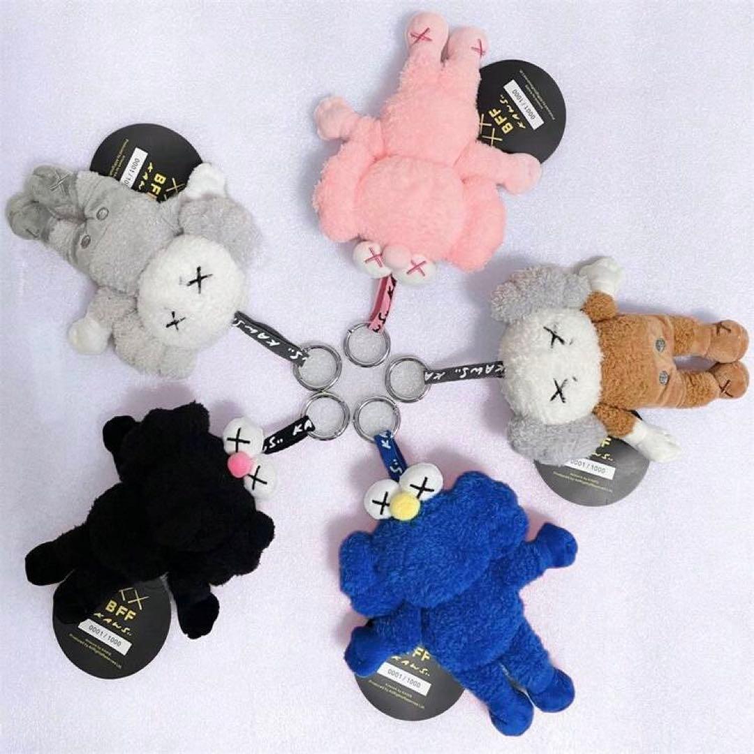 新品・未使用】KAWS BFF ぬいぐるみキーホルダー ブラック - メルカリ