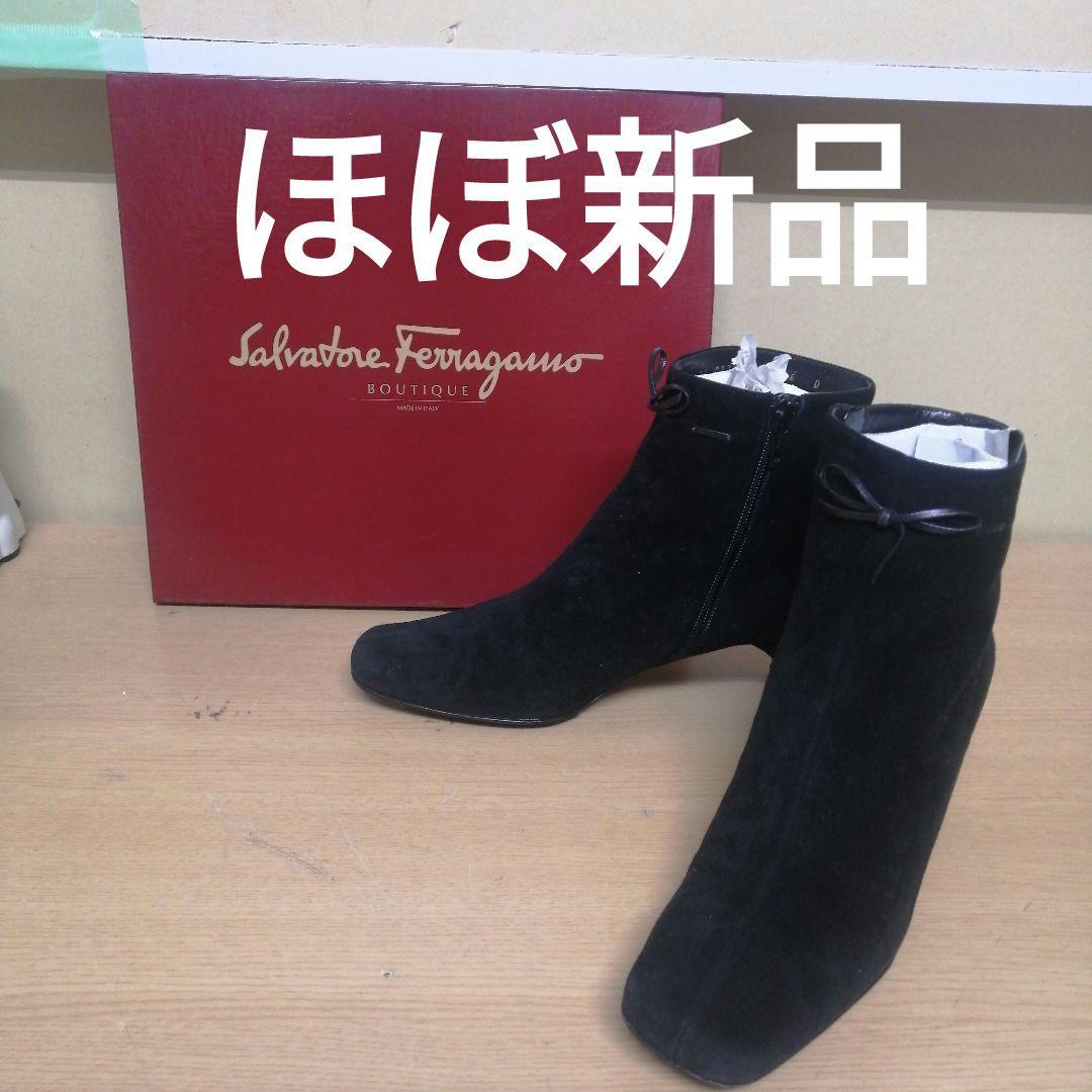 Salvatore Ferragamo 黒 スエード ショートブーツ