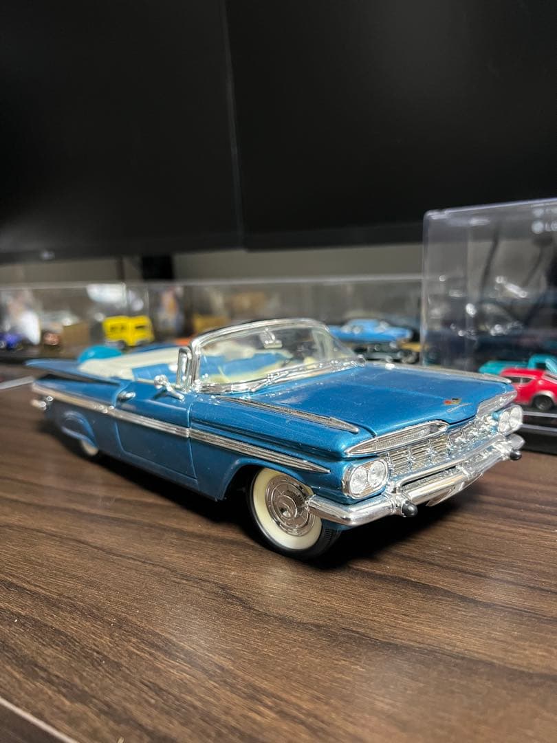 シボレー　インパラ　1/18 ミニカー