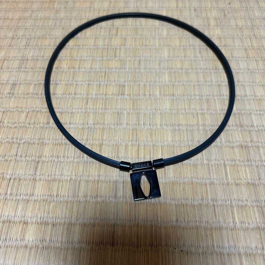 ファルコン　ANGLE シンプルな黒いネックレス