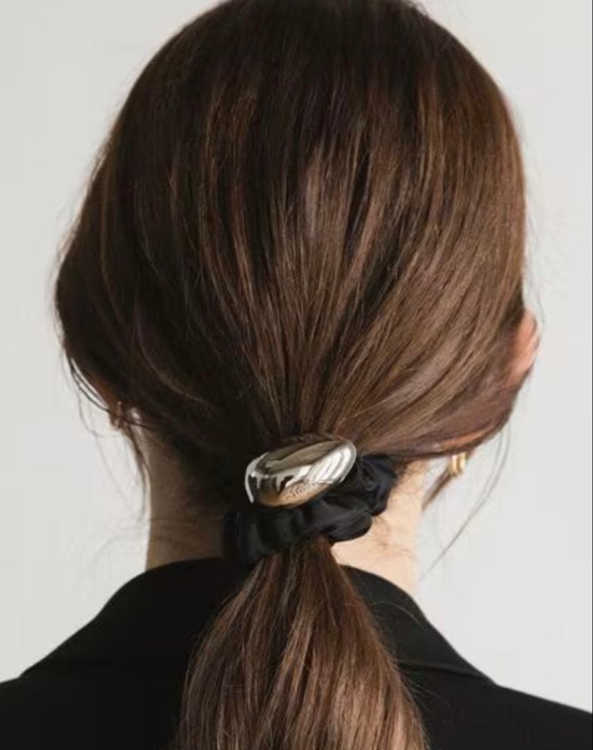 ＜LETICIA＞エッグ ナイロン シュシュ / ブラック