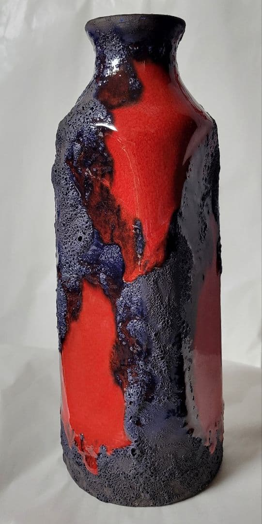 溶岩が流れ出たような陶器のフラワーベース