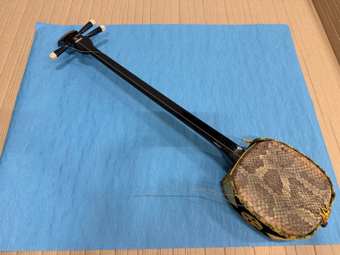 木箱ケースあり沖縄三線　初心者向け 入門用 蛇皮調 黒棹 胴巻き付き 琉球楽器 楽天市場】【初心者入門用・豪華三線セット】沖縄三線21点セット（A