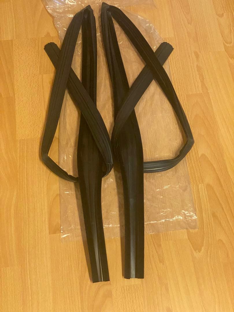 80-92 キャデラックブロアム　 フロントドアウィンドウガラスチャンネル