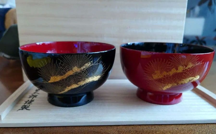 輪島塗椀 ペア 手彫り 沈金 寿松 朱/黒 桐箱入り 塗太郎 輪島塗漆器の工房直販 輪島塗太郎 / 輪島市 塗太郎 / 輪島塗 椀