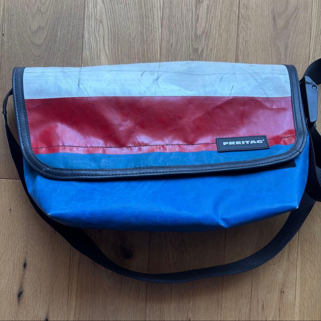 【Kartoon 】FREITAG メッセンジャーバッグ 青/赤/白トリコ