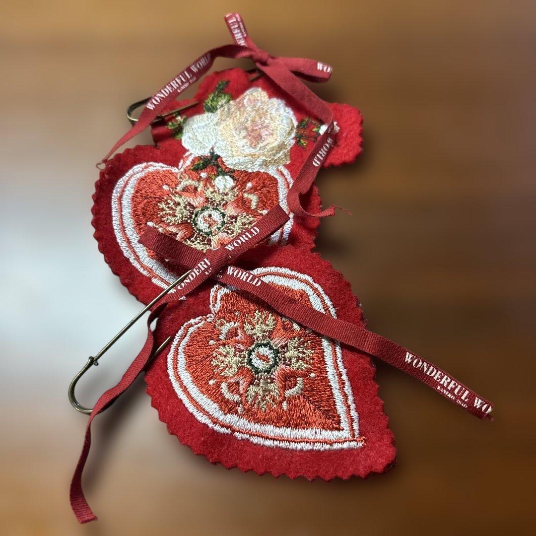 ワンダフルワールド　ハート型フェルトワッペン ブローチ　大小セット赤