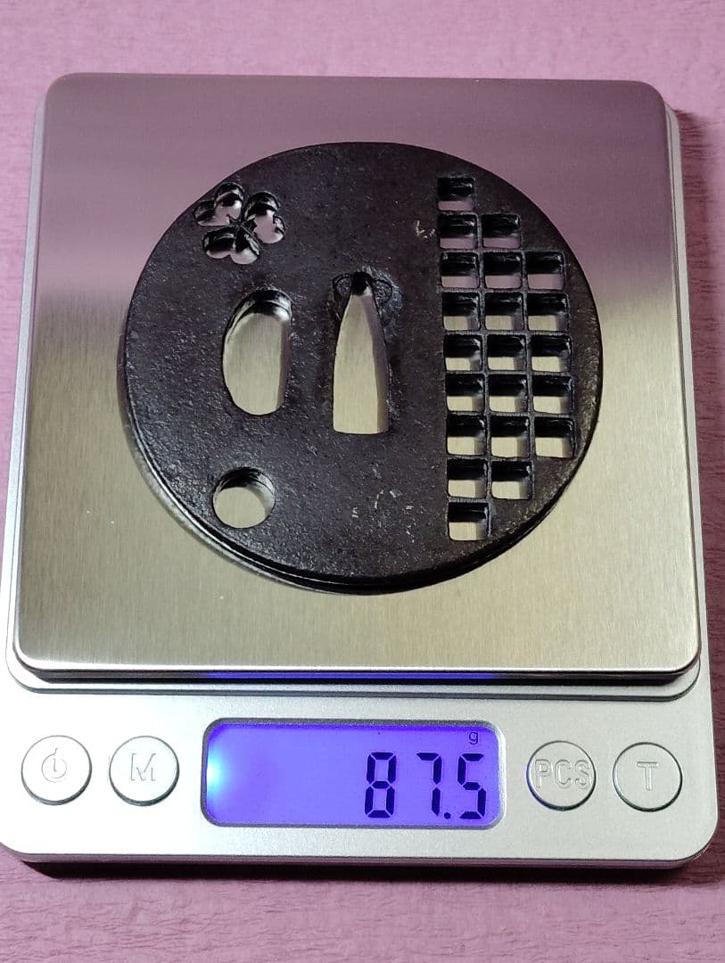 刀装具 鐔 鍔 在銘 鉄地 格子 三つ葉図透かし 金象嵌 丸形