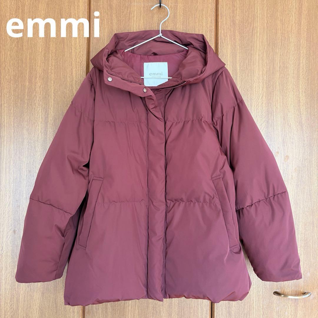 美品 emmi エミ サスティナブルフーディダウン バーガンディ 撥水加工