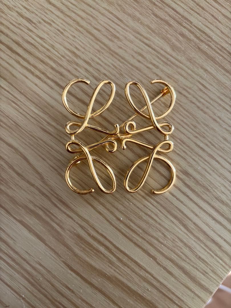 美品　ロエベ　ゴールド ブローチ LOEWE（ロエベ） アナグラムブローチ ゴールド系 レディース
