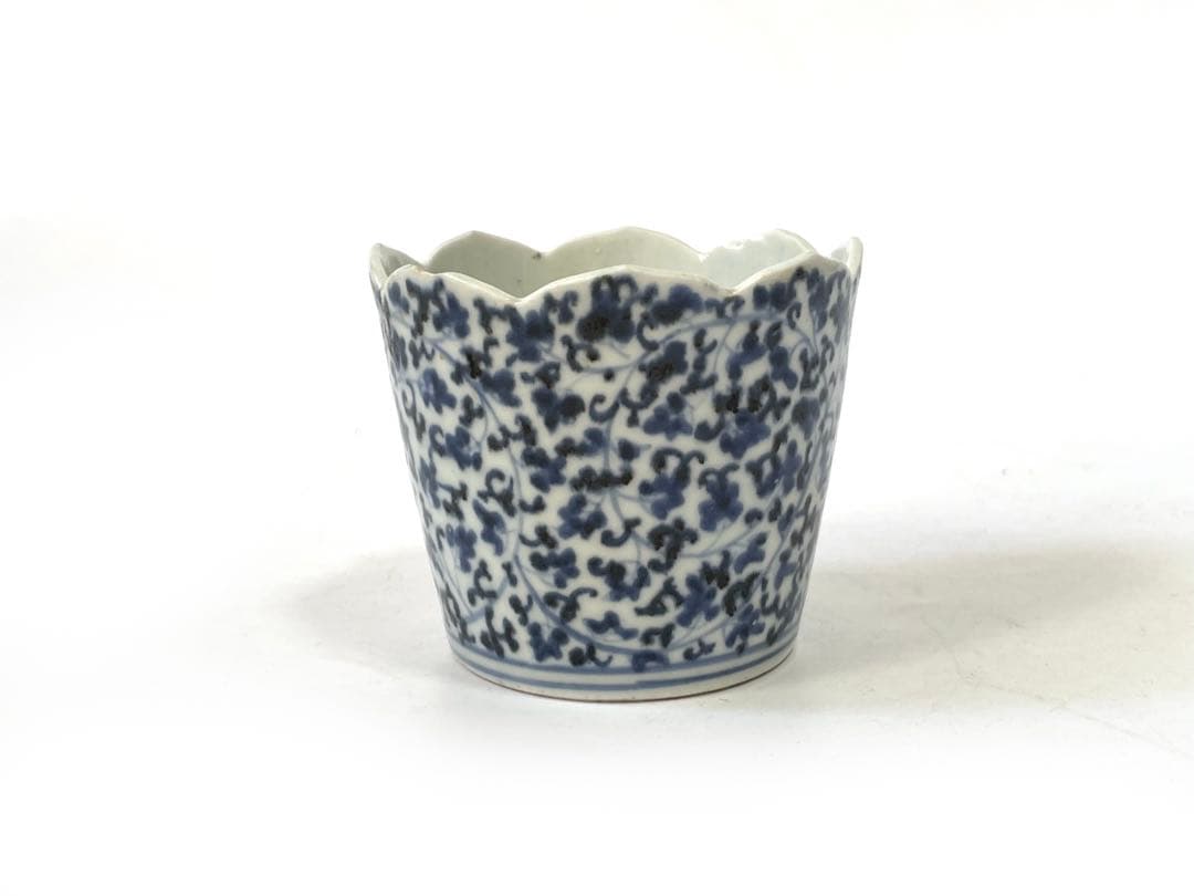 骨董　アンティーク　蕎麦猪口　輪花　染付　微塵唐草文様　フリル　カップ