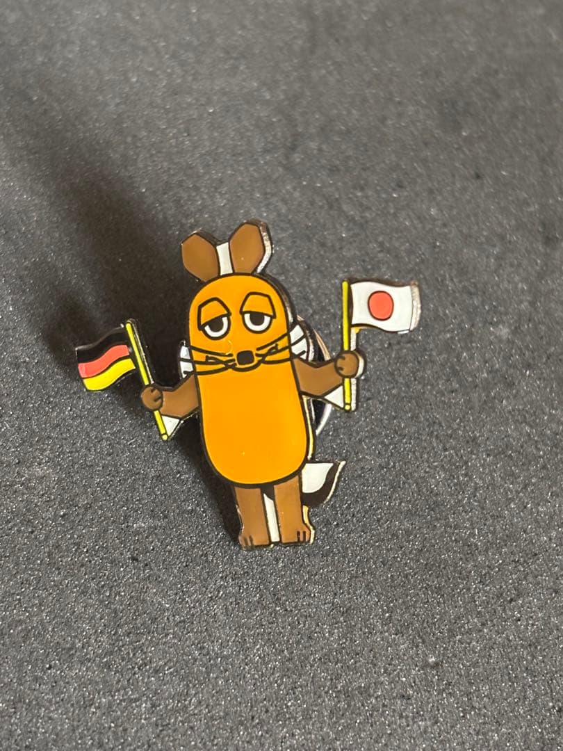 ドイツのアニメキャラクター マウス ピンバッジ 日独友好 - メルカリ