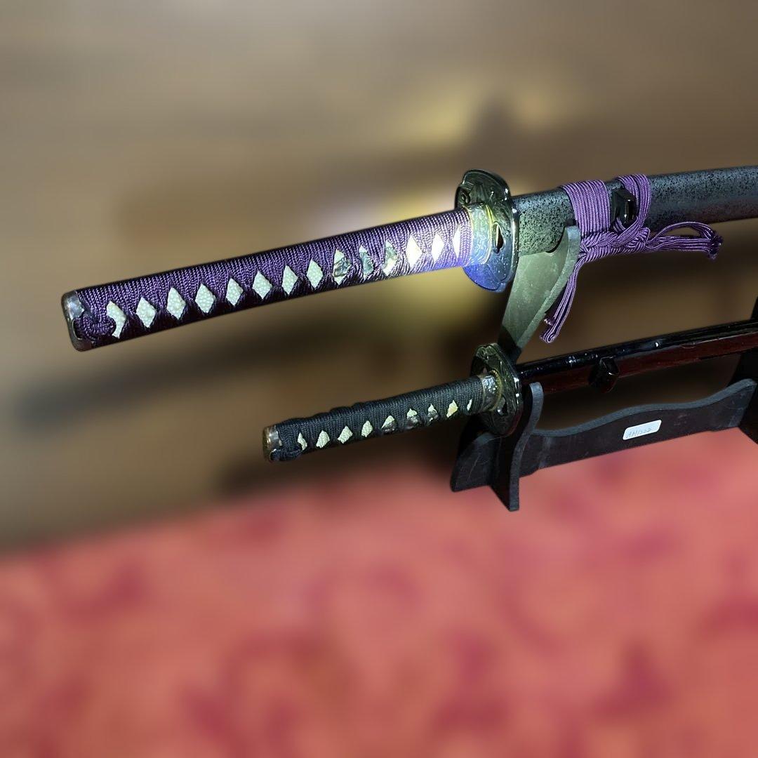 高級模造刀(明智光秀拵え)と脇差居合刀(2本刀掛台付) 紫柄と黒 明智光秀拵え 模造刀｜【公式】模造刀・居合刀の専門店「忍屋」