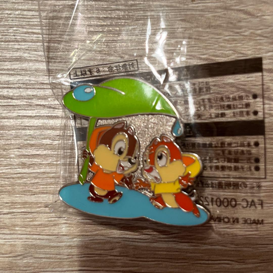 東京ディズニーランド ゲーム景品 雨の日ピンバッジ - メルカリ
