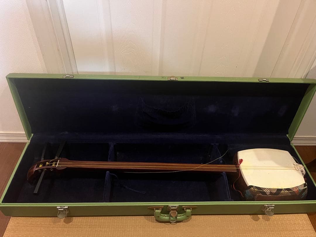 お値引致しました❣️三味線　紫檀　ハードケース付き　破れ無し