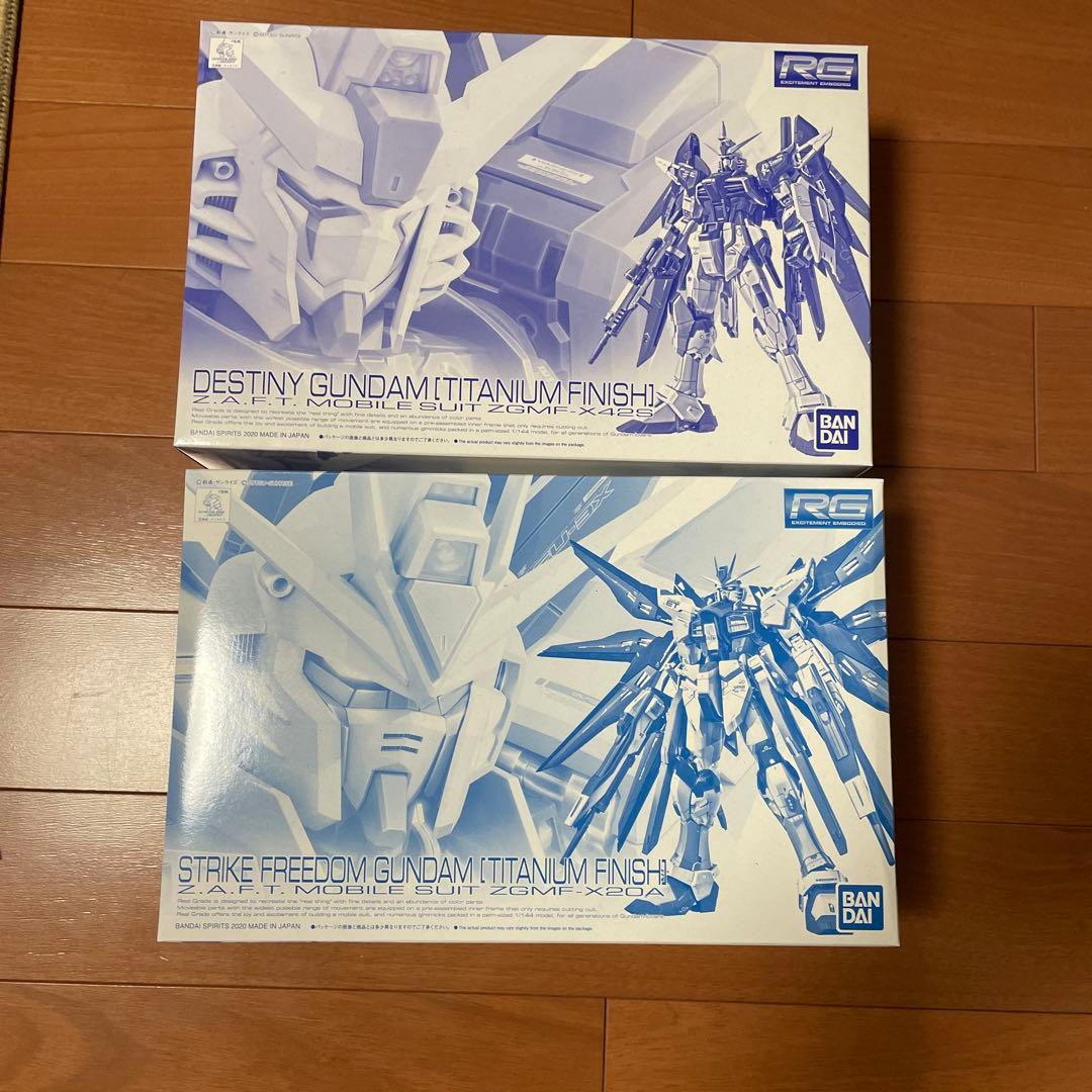 RGストライクフリーダム、デスティニーガンダム（チタニウムフィニッシュ）