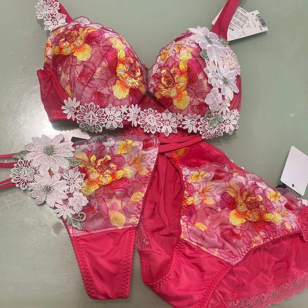 サルート　E65 3点セット 楽天市場】サルート 女優ブラ e65の通販