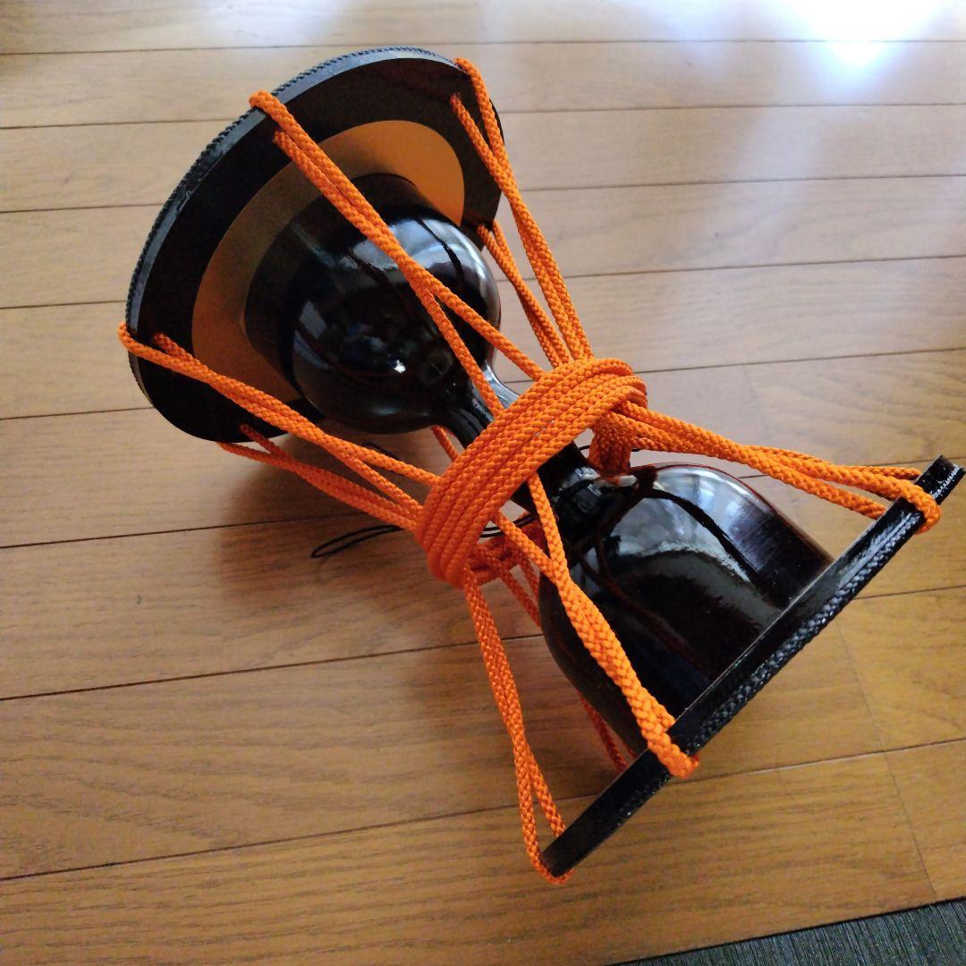 黒とオレンジの和楽器 鼓