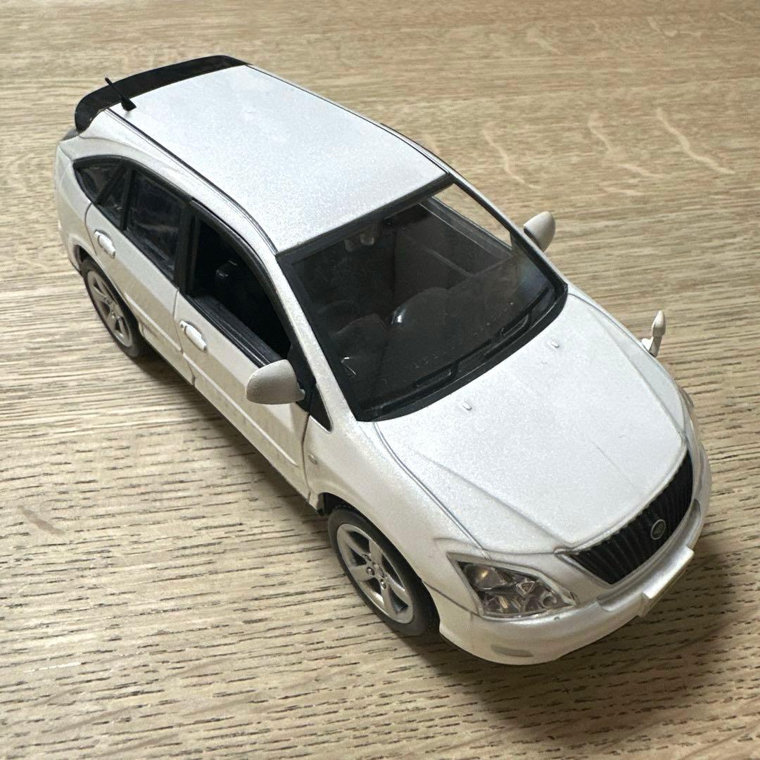 2代目 ハリアー ミニカー　HARRIER ホワイト　カラーサンプル