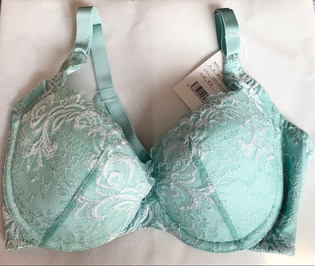 新品　背中すっきり谷間メイクブラ　アイスグリーン×ホワイト　E75