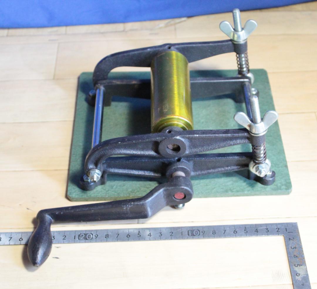 版画用手動プレス機と思われます　詳細不明です