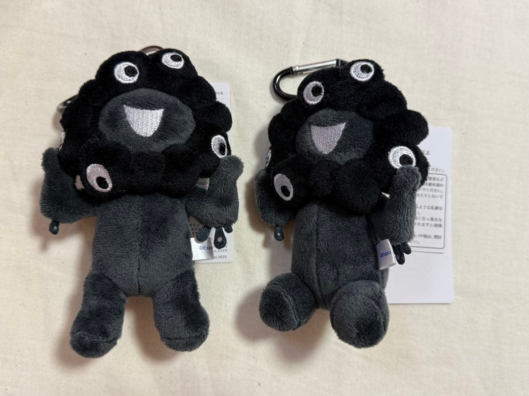 黒ミャクミャク 立ち座り カラビナ付き - メルカリ