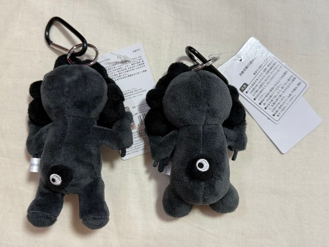 黒ミャクミャク 立ち座り カラビナ付き - メルカリ