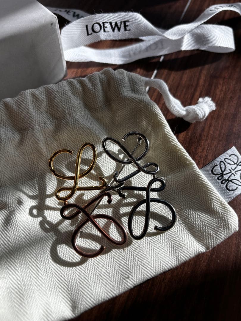 【美品】LOEWE ロエベ アナグラムブローチ 4色