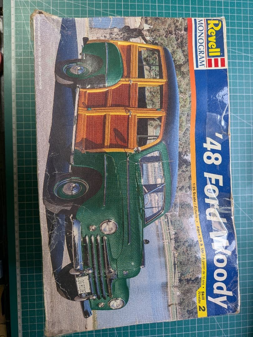 Revell 48 Ford Woody プラモデル箱はボロボロ中身は未開封です