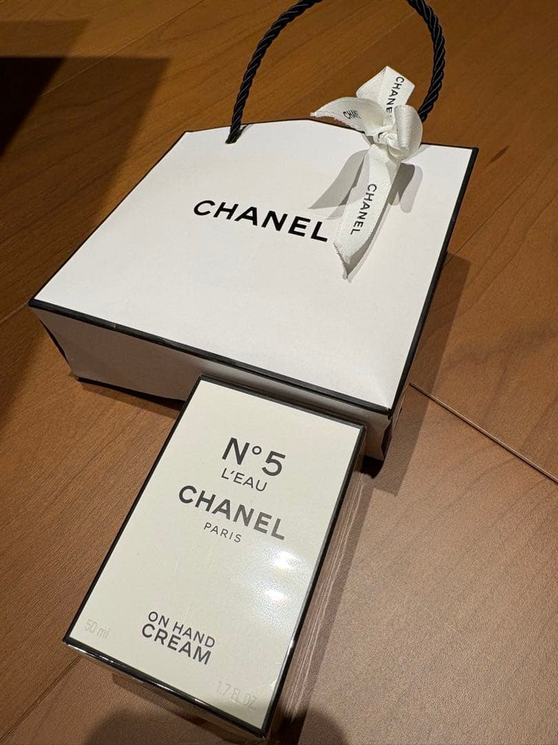 新品未使用　CHANEL N°5 L'EAU ハンドクリーム ギフトボックス付き