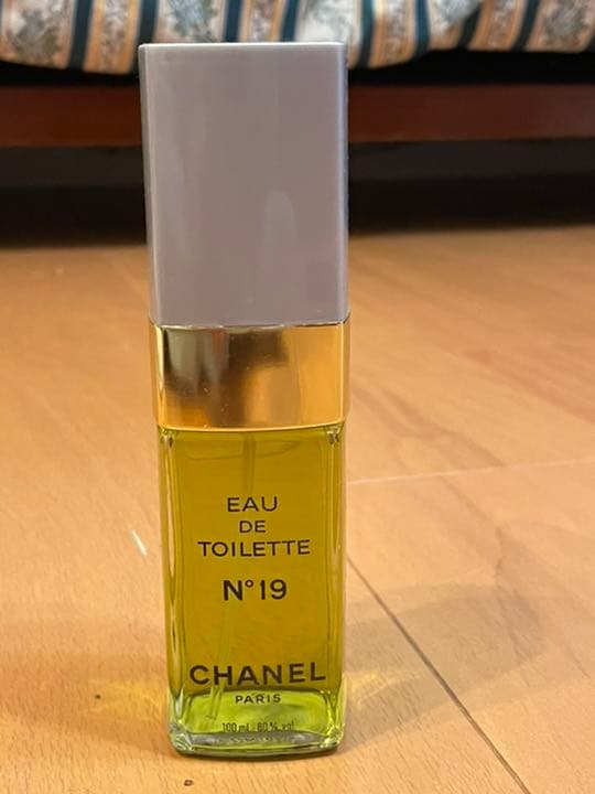 シャネル N°19 プードレ オードゥ パルファム (ヴァポリザター) 100…