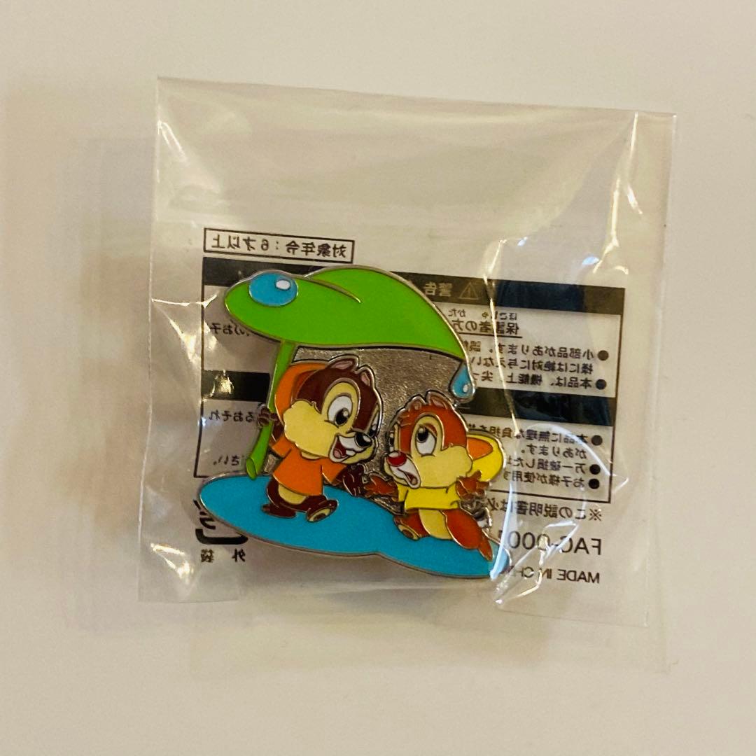 ディズニー ピンバッジ 雨の日限定 チップ デール - メルカリ