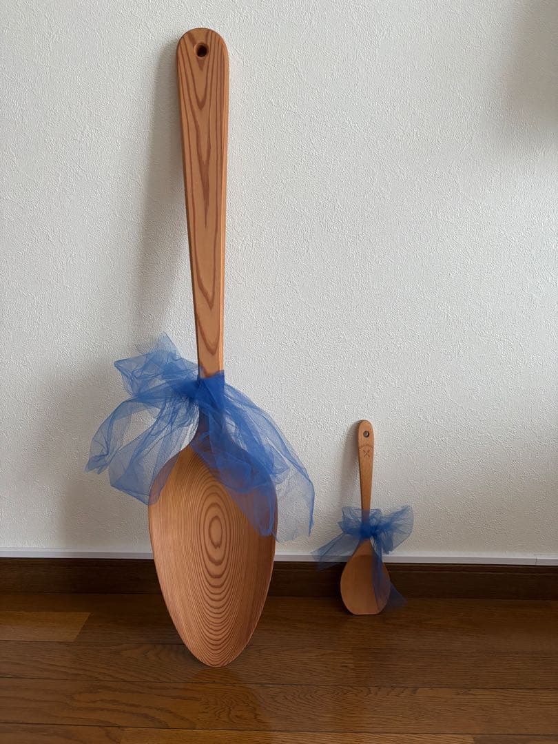 木製ピッグスプーン2個セット 青いリボン付き