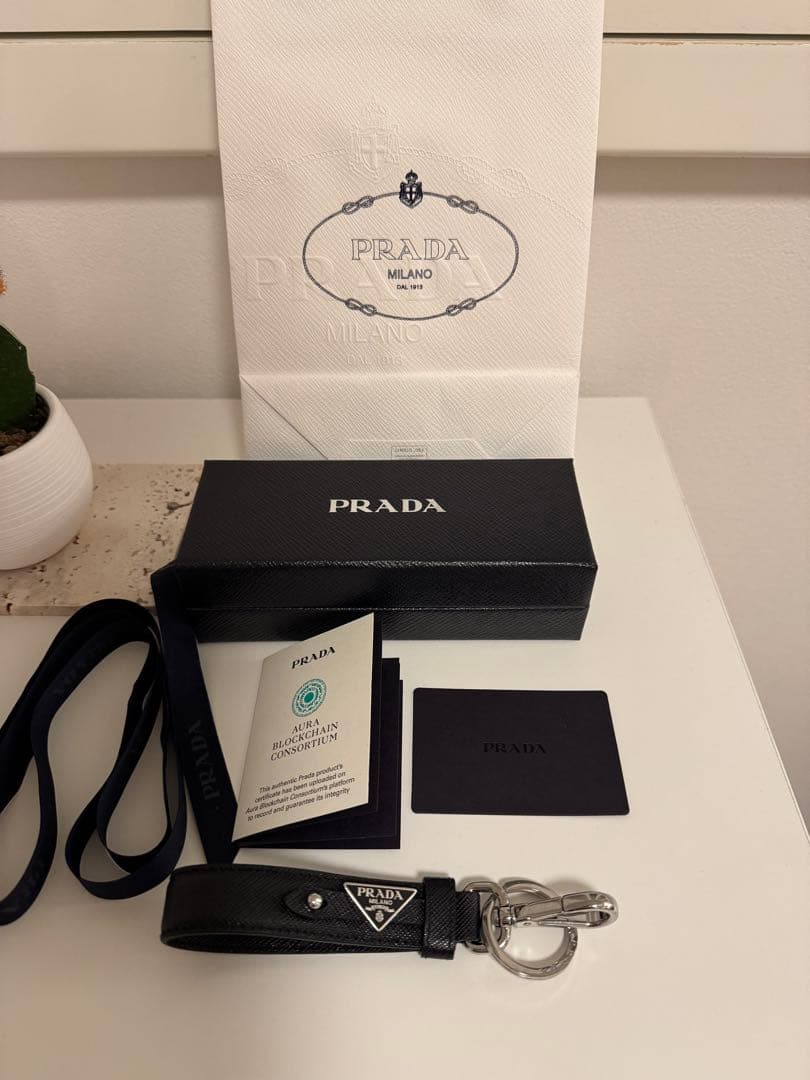 【正規店購入】極美品 PRADA サフィアーノ トライアングル キーリング