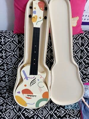 ウクレレ【新品未使用です】 Famous FS-220 ソプラノウクレレ トップ単板 ハイブリッドシリーズ