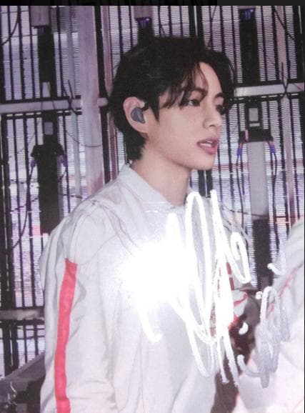 BTS V テテ サイン入りフォト（L判・観賞用） - メルカリ