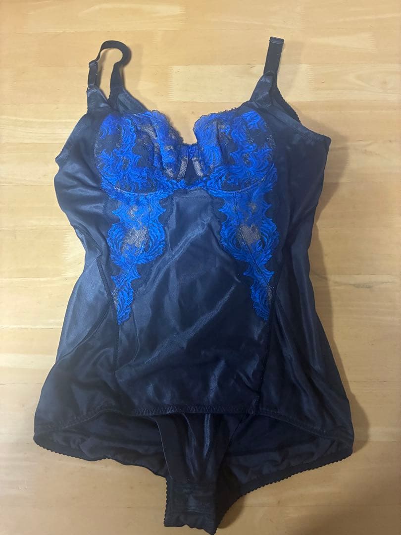 カーヴィシャスシリーズ2点SETレース装飾付きボディスーツ 黒と青