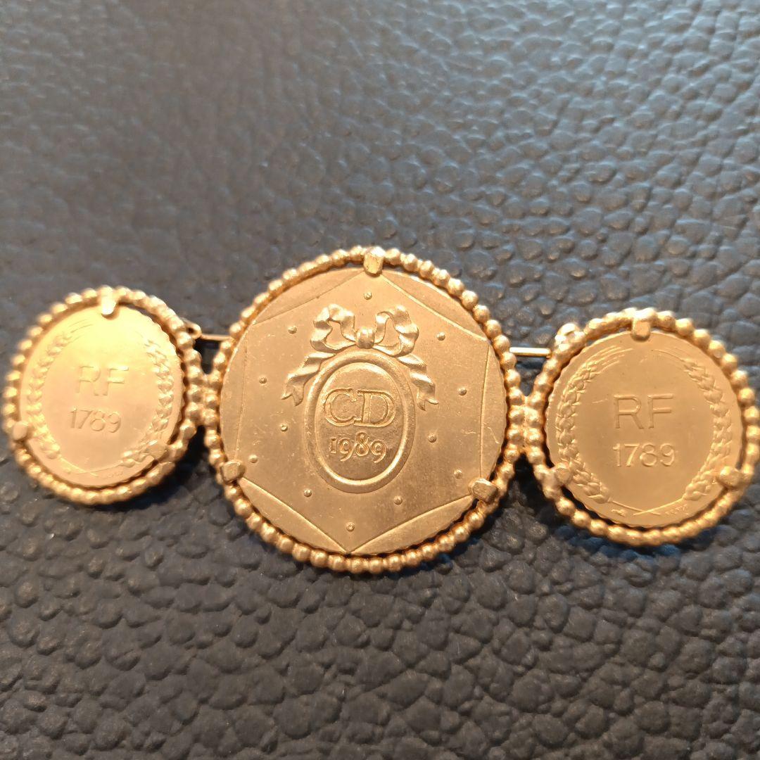 クリスチャンディオール　モチーフ　ブローチ　ゴールド