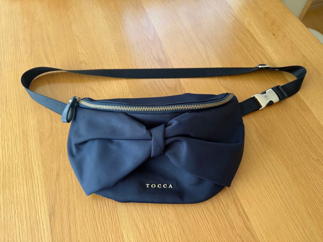 TOCCA ネイビー ボディバッグ リボン付き - メルカリ