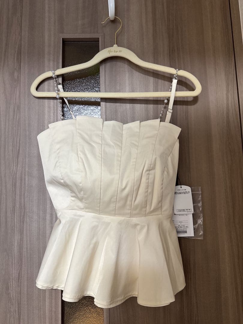 【新品】herlipto Pearl-Strap Frill Top